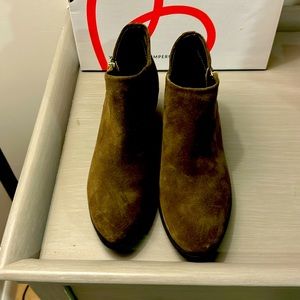 Women size 7.5 ankle boots with shoot zipper on site